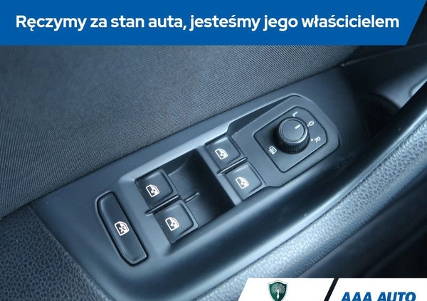 Volkswagen Passat cena 45000 przebieg: 228492, rok produkcji 2015 z Chełmża małe 254